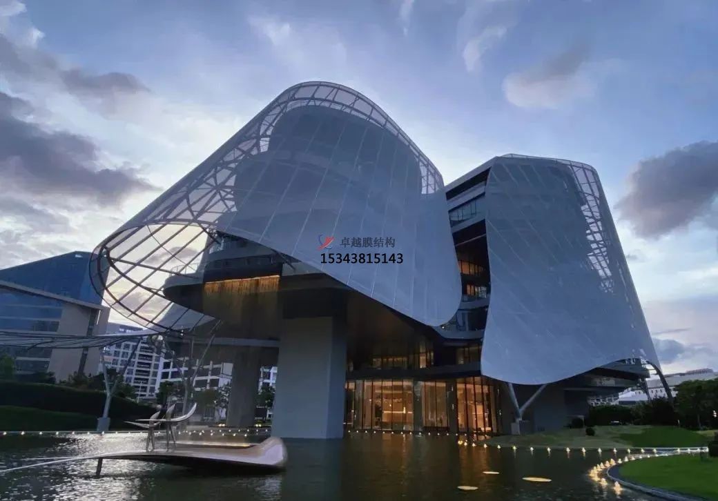 優(yōu)雅而懸浮，PTFE膜結(jié)構(gòu)外立面建筑